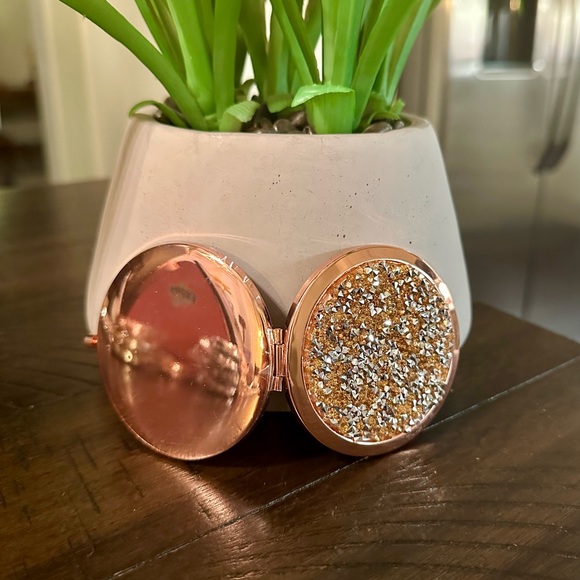 NEW!! Glam Compact Mirror - Picture 3 of 13